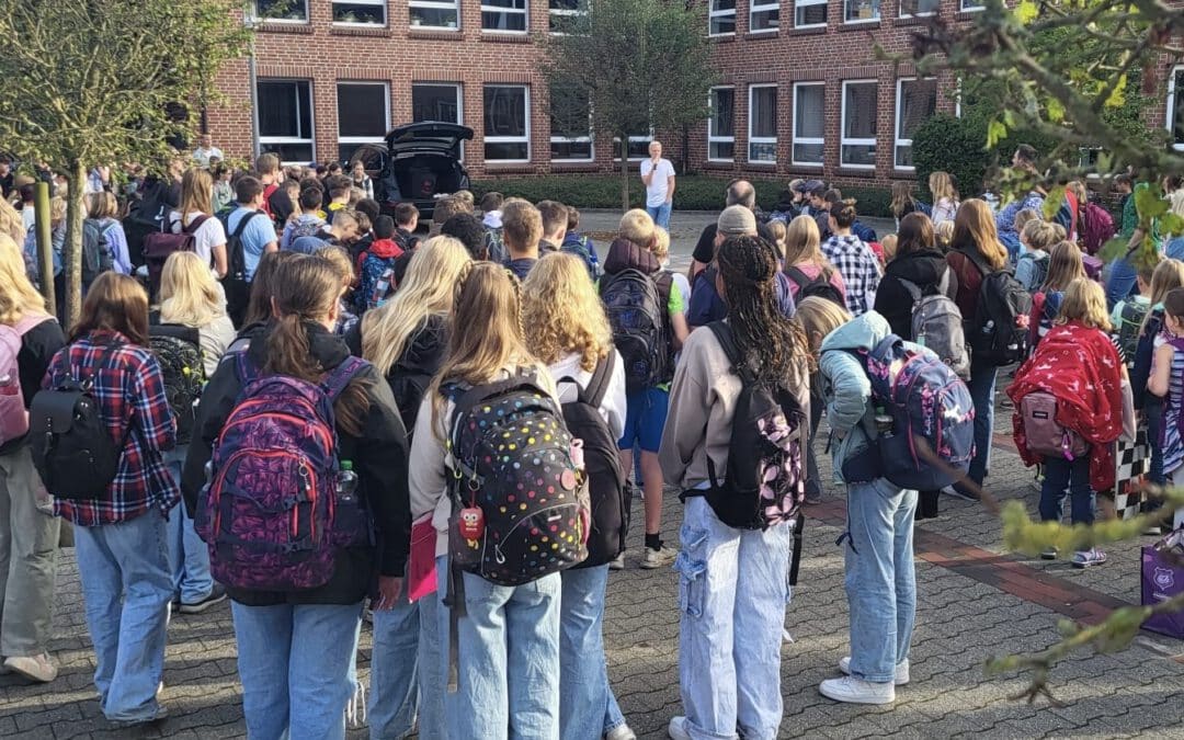 Gemeinsamer Start der Schulgemeinschaft auf dem Schulhof