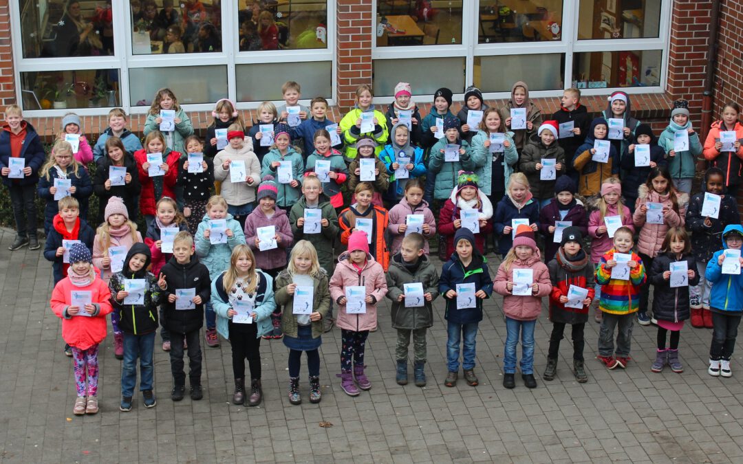 Kinder der zweiten Klassen freuen sich über ihre Füllerführerscheine