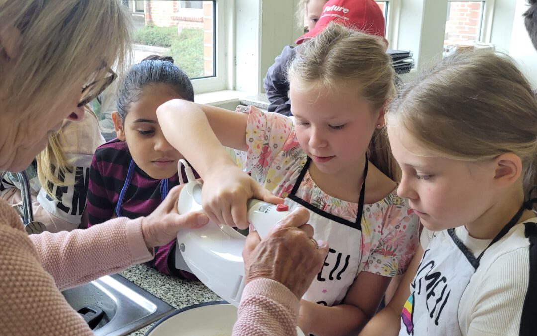 Rheder Landfrauen backen zusammen mit Kindern der Jahrgänge 3 und 4