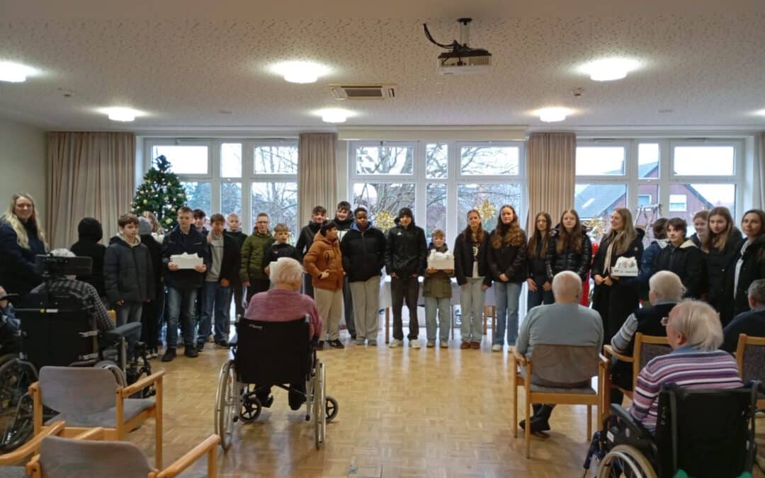 Schülerinnen und Schüler verbreiten Weihnachtsfreude in Altenheimen