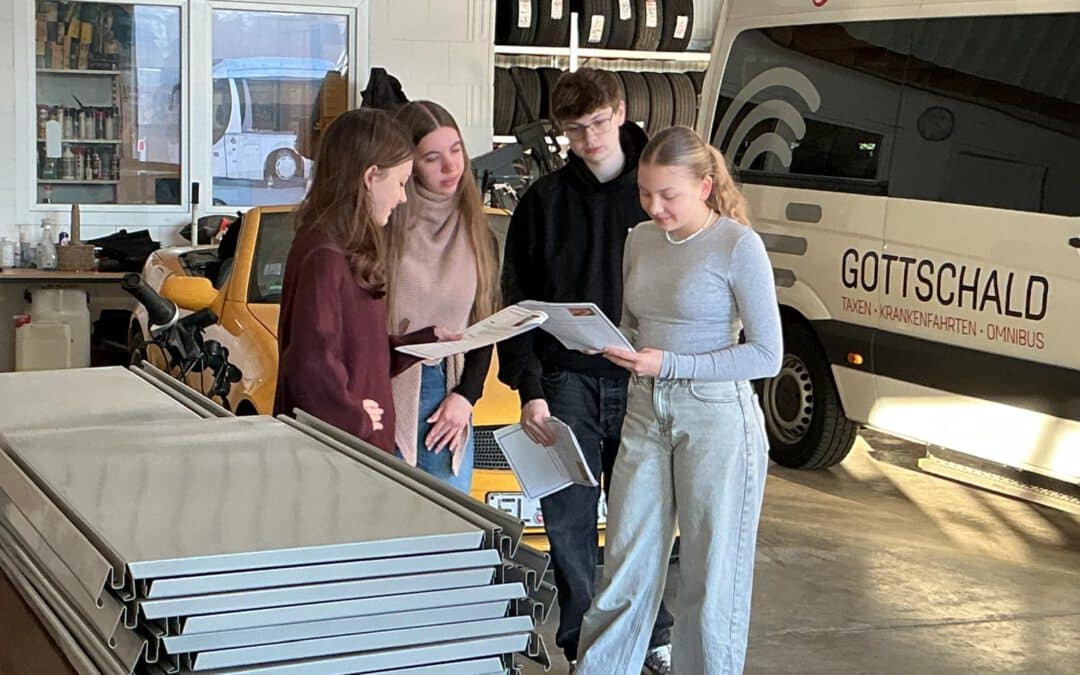 Schülerinnen und Schüler lösen mathematische Aufgaben in Rheder Betrieben